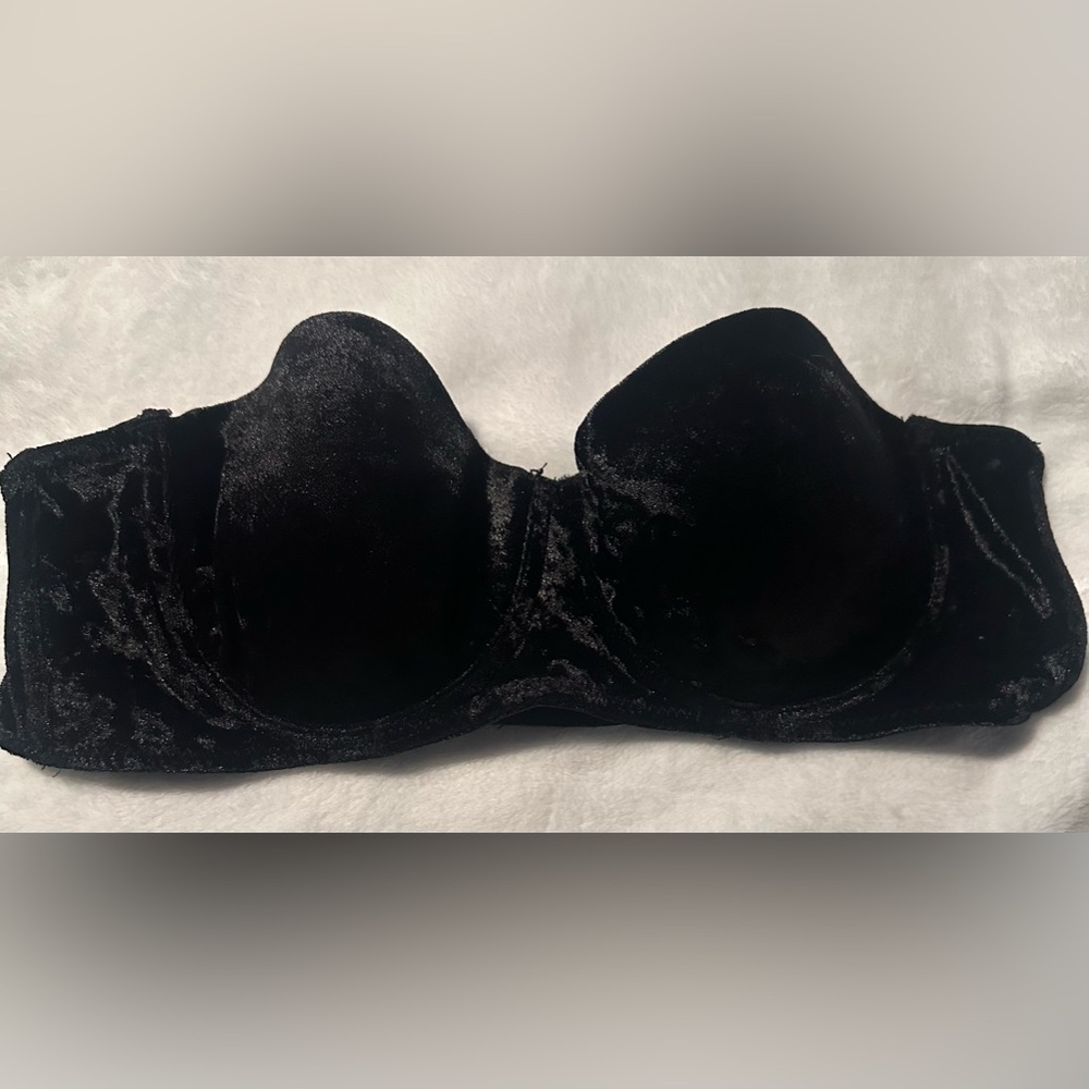 BLACK STRAPLESS BRA, LARGE SIZE.
